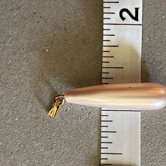 Faux Pearl Pink Teardrop Pendant Hanging from an 18" 80's Gold Chain, Classic - Picture 7 of 7